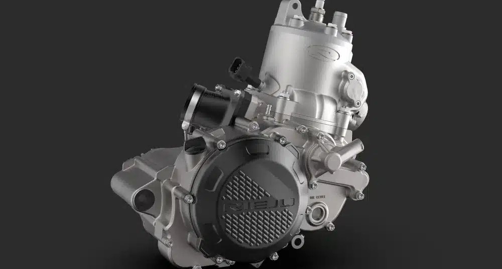 Detailaufnahme des Rieju MR Racing 300 i 2026 Einzylinder-Zweitaktmotors