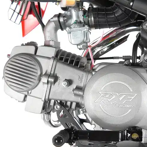 Motor der RXF Freeride 150cc Pitbike-Serie mit sichtbarem Vergaser und Gehäuse