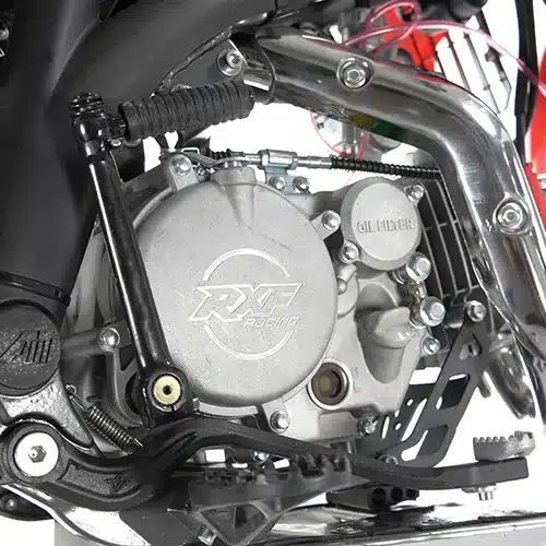 Detailaufnahme des Motors der RXF Freeride 150cc Einsteiger-Dirtbike mit Fußrasten und Schaltgestänge