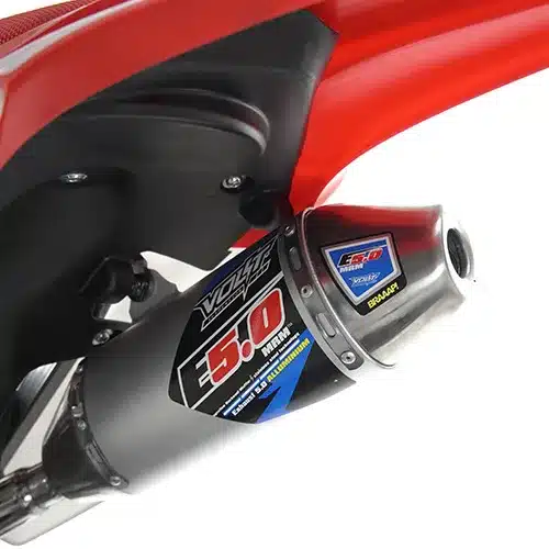 Nahaufnahme einer Auspuffanlage mit Volt-Label an einem roten Offroad-Pitbike