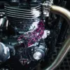 Detailaufnahme: Mikrofaser-Bürste säubert einen Motorrad-Motor