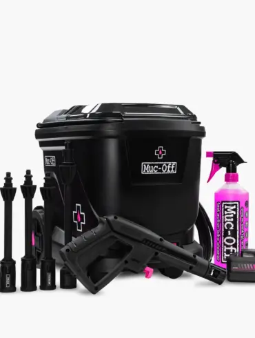 Starter-Bundle: Mobiler Hochdruckreiniger mit 20-Liter-Tank, Akku, Lanzen und Reinigungsmittel von Muc-Off.