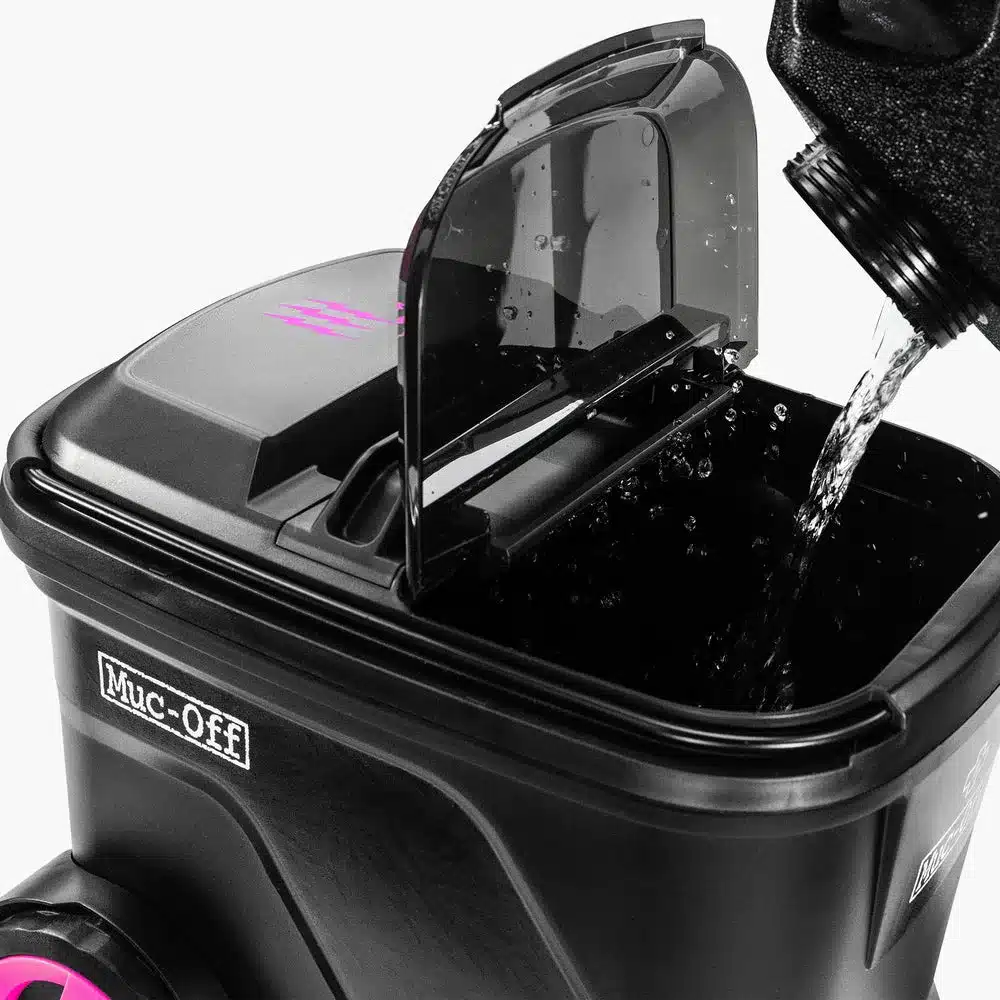 Wasser wird in den Tank eines mobilen Druckreinigers von Muc-Off gefüllt.