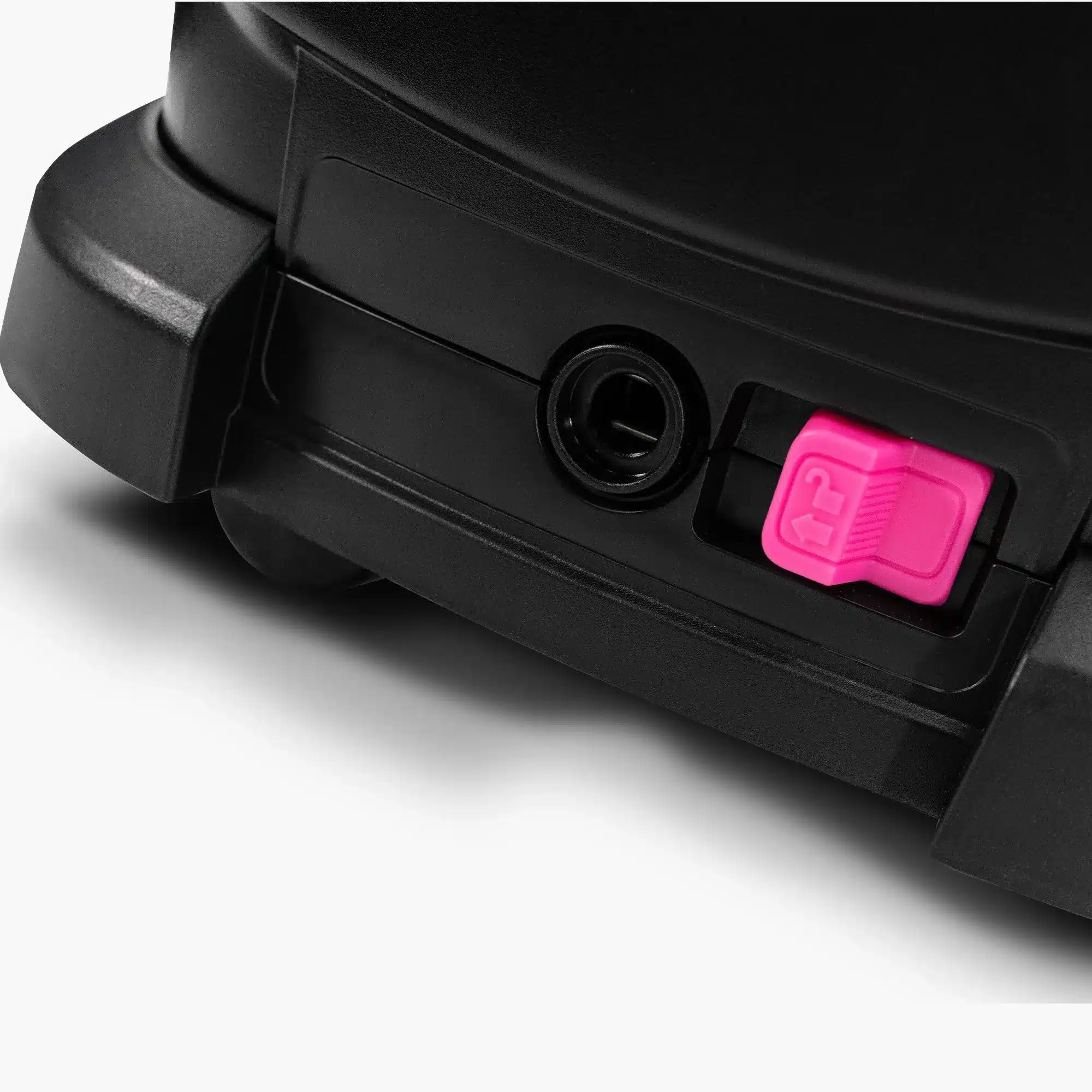 Detailaufnahme des pinken Verschlusses und eines Anschlusses an einem mobilen Hochdruckreiniger, wie er im Text für Motorradpflege beschrieben wird.