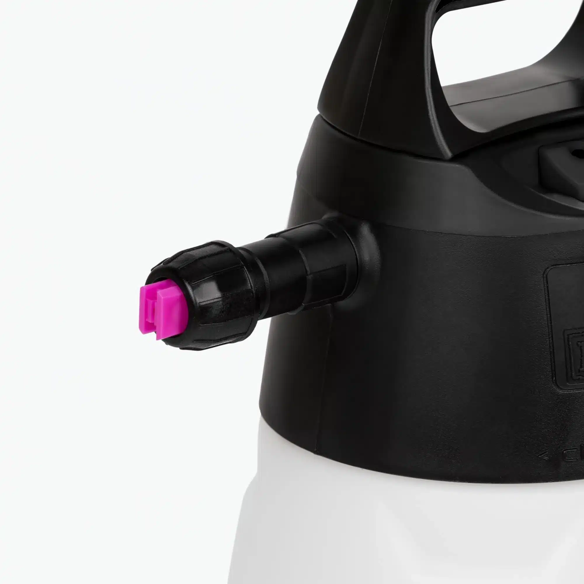 Detail der schwarzen Schaumsprüherdüse mit pinkem Einsatz und Griff