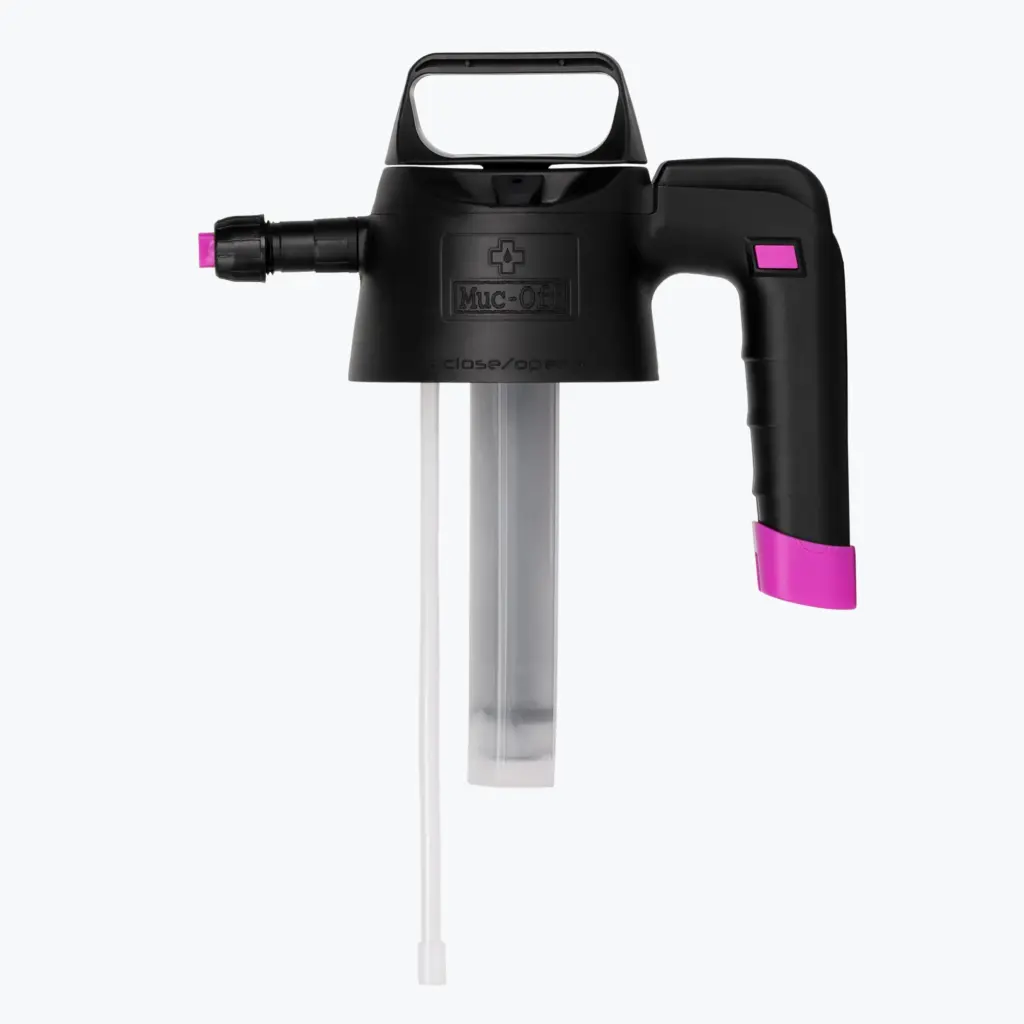 Schwarzer Muc-Off Schaumsprüher mit pinken Akzenten, ergonomischem Griff und Ansaugschlauch