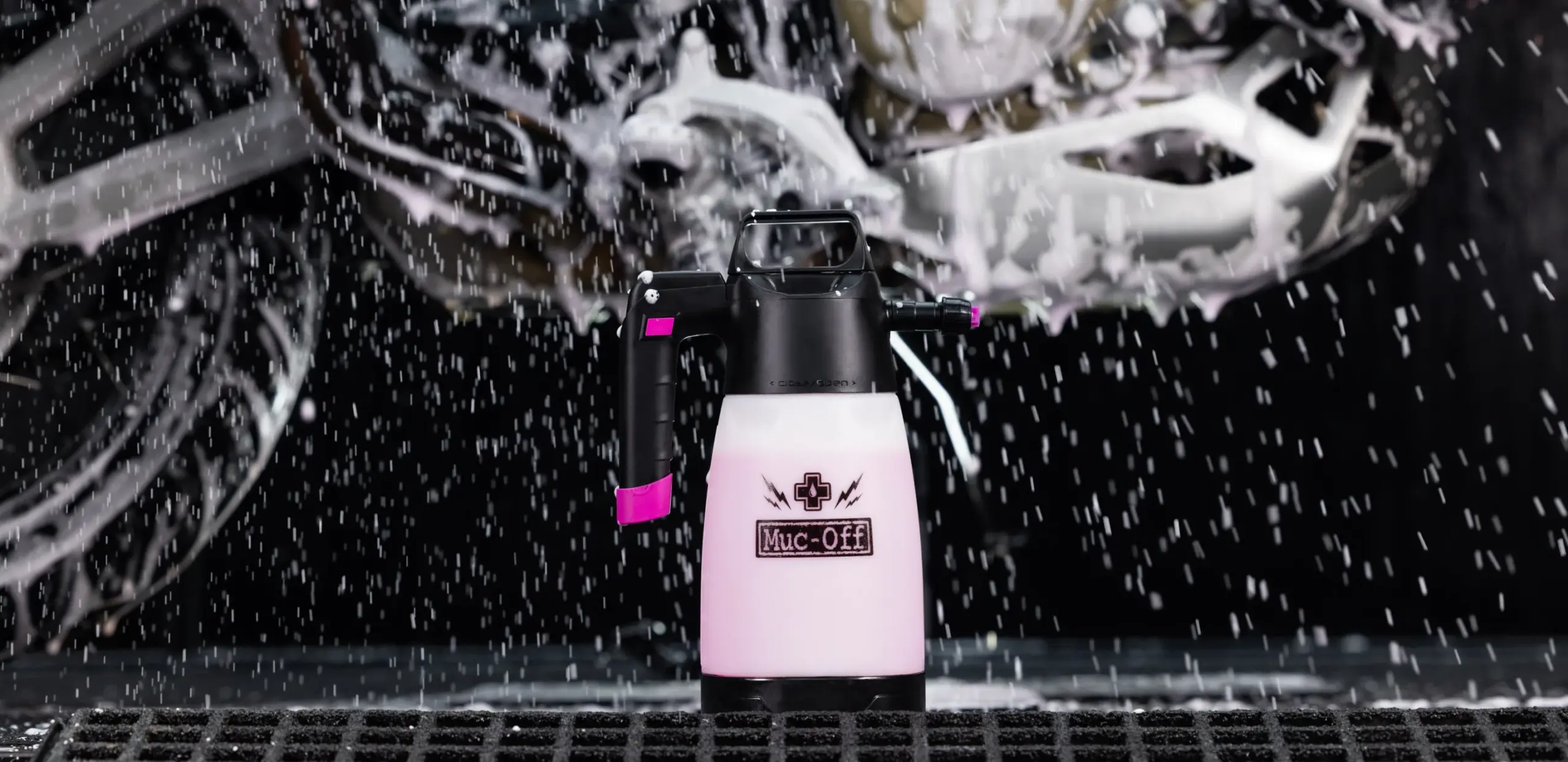 Muc-Off Schaumsprüher mit Schaum in einer Motorradwaschanwendung