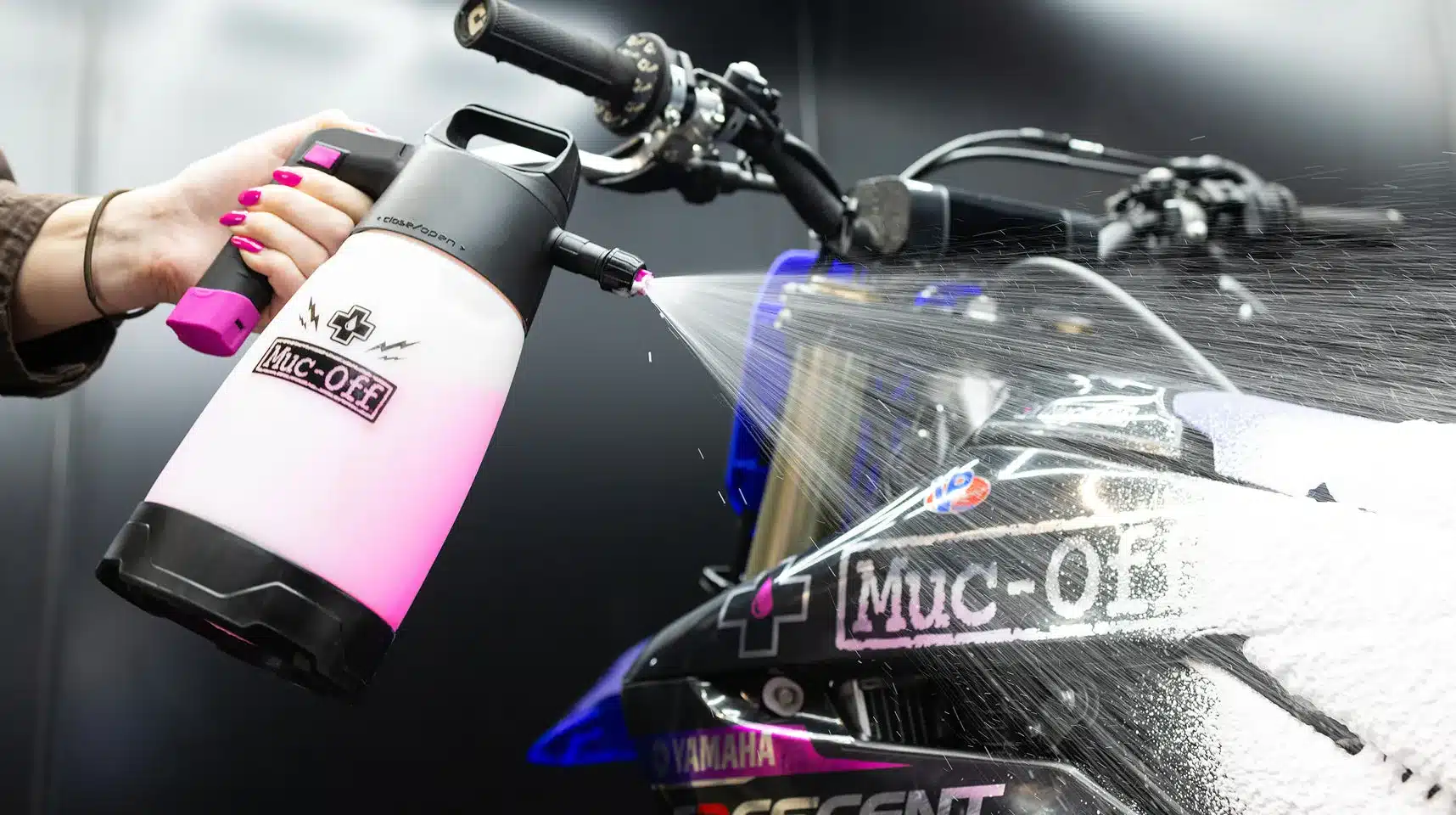 Motorrad wird mit Muc-Off Schaumsprüher und dichtem Reinigungsschaum behandelt