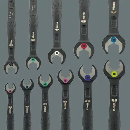 Mehrere Ringratschen-Maulschlüssel der Black Edition von Wera vor grauem Hintergrund, verschiedene Größen, mit farbigen Markierungen