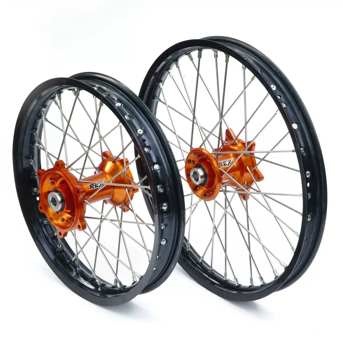 Zwei Rex Wheels Offroad-Motorradräder mit schwarzen Felgen und orangefarbenen Naben, montiert als Vorderrad und Hinterrad-Satz