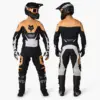 Motocross-Fahrer mit kompletter Schutzkleidung in Schwarz-Orange von vorne und hinten