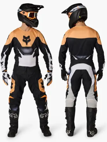 Motocross-Fahrer mit kompletter Schutzkleidung in Schwarz-Orange von vorne und hinten