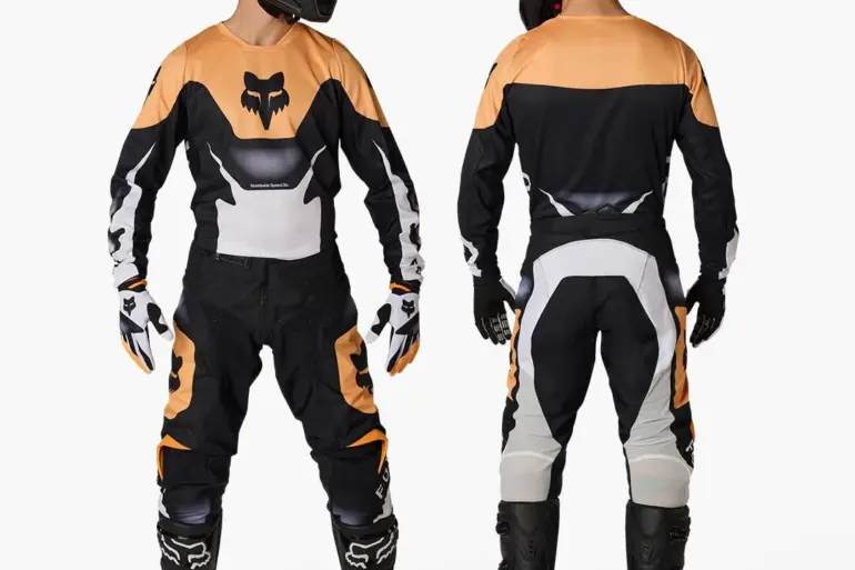 Motocross-Fahrer mit kompletter Schutzkleidung in Schwarz-Orange von vorne und hinten