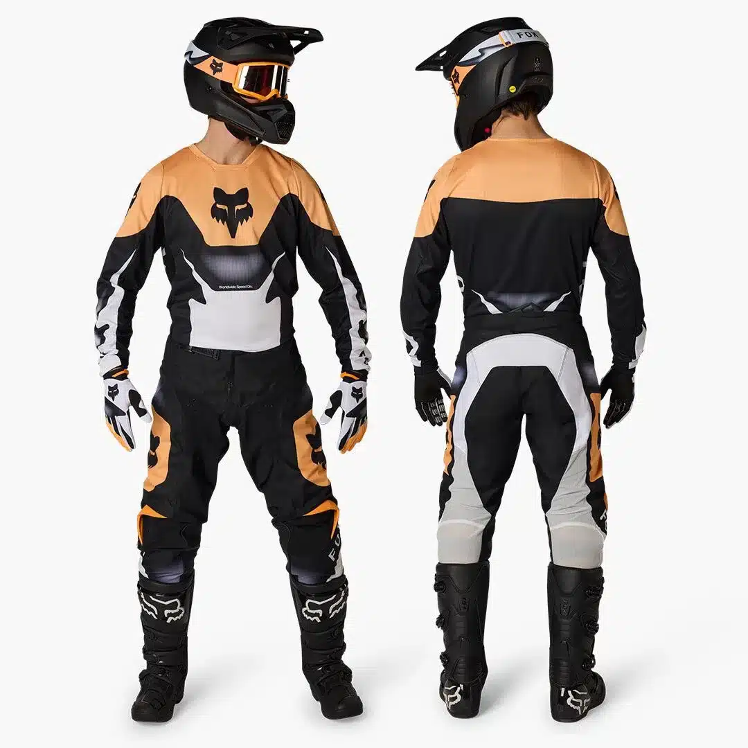Motocross-Fahrer mit kompletter Schutzkleidung in Schwarz-Orange von vorne und hinten