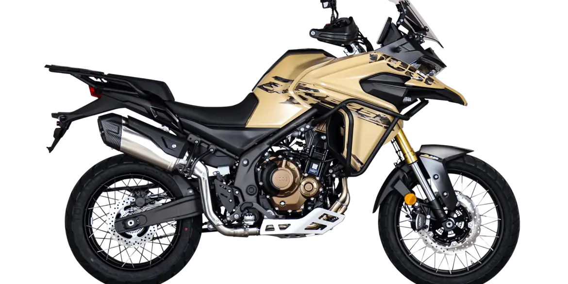 Seitenansicht der Voge DS625X Reiseenduro in gold-schwarz mit Schutzbügel und Tourenausstattung.