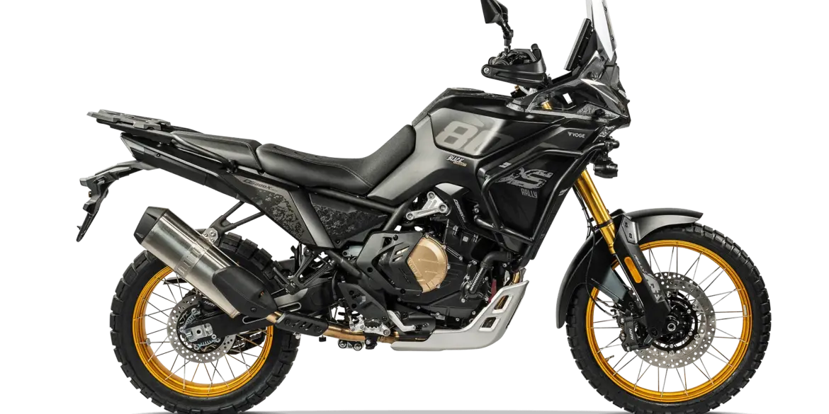 VOGE DS800X RALLY Motorrad, schwarze Enduro mit goldenen Felgen in Seitenansicht