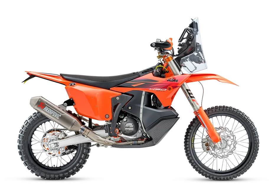 KTM 450 RALLY REPLICA 2027 Rallye-Motorrad von der Seite, orange mit Akrapovič-Auspuff und Navigationssystem.