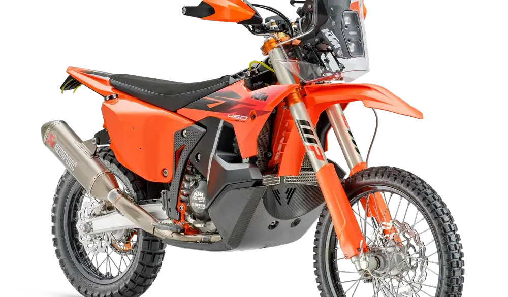 KTM 450 RALLY REPLICA 2027 in Seitenansicht, Rallye-Motorrad mit Akrapovič-Auspuff und Navigationsturm.