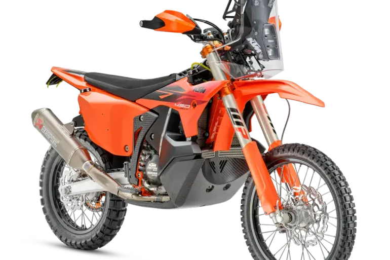 KTM 450 RALLY REPLICA 2027 in Seitenansicht, Rallye-Motorrad mit Akrapovič-Auspuff und Navigationsturm.