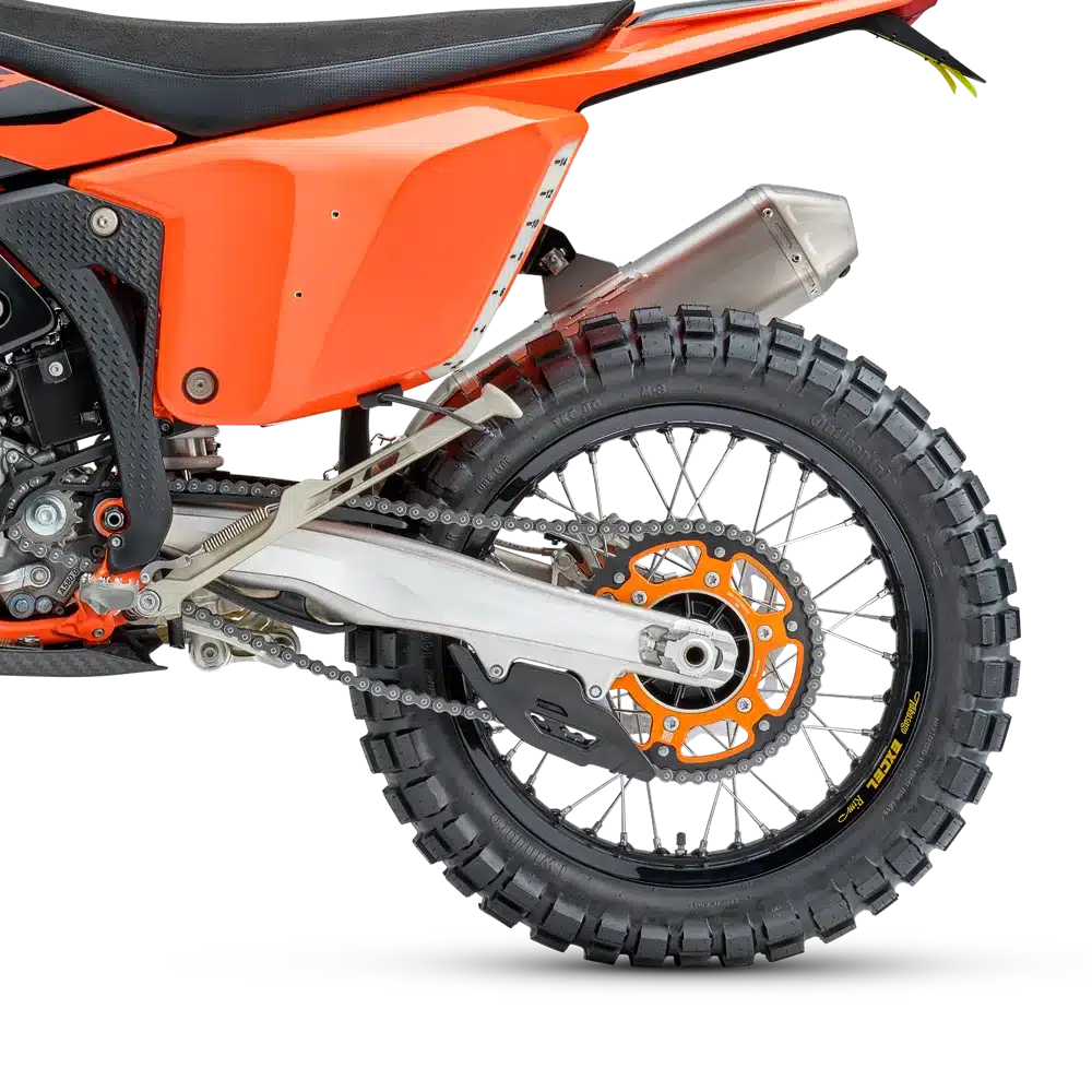 Detailansicht Hinterrad und Auspuff der KTM 450 RALLY REPLICA 2027 Rallye-Motorrad