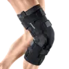 Knie mit angelegter schwarzer Orthese, seitliche Schienen, mehrere Gurte zur Stabilisierung