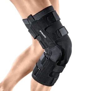 Knie mit angelegter schwarzer Orthese, seitliche Schienen, mehrere Gurte zur Stabilisierung
