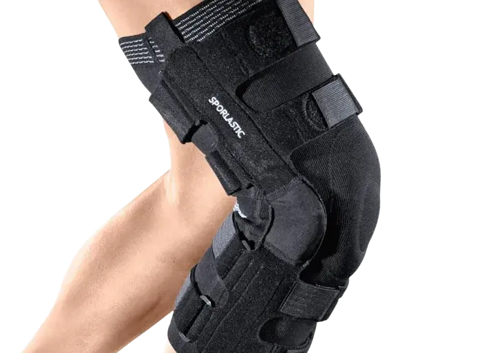Knie mit angelegter schwarzer Orthese, seitliche Schienen, mehrere Gurte zur Stabilisierung