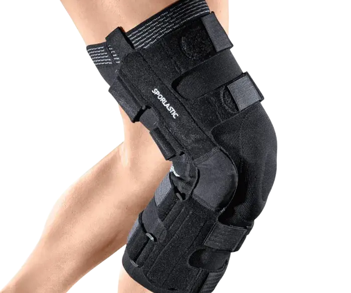 Knie mit angelegter schwarzer Orthese, seitliche Schienen, mehrere Gurte zur Stabilisierung