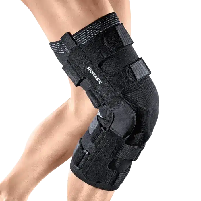 Knie mit angelegter schwarzer Orthese, seitliche Schienen, mehrere Gurte zur Stabilisierung