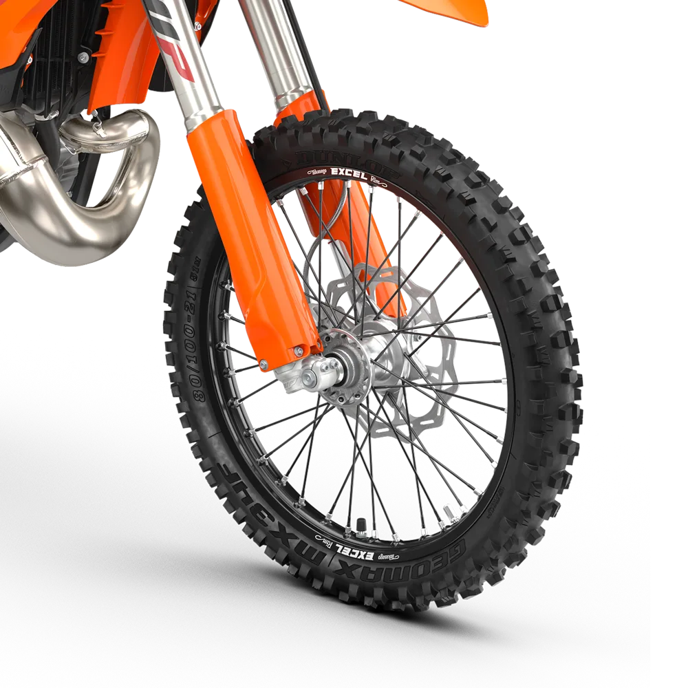 Nahaufnahme von Vorderrad und Gabel der KTM 250 SX 2027 mit orangem Kotflügel und Stollenreifen
