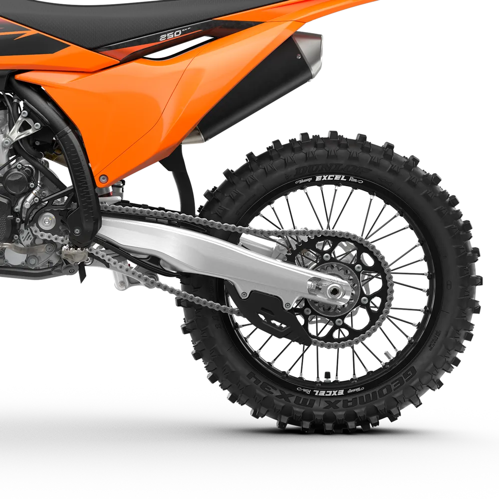 Nahaufnahme des hinteren Rahmens, Rads und Antriebs der KTM 250 SX 2027