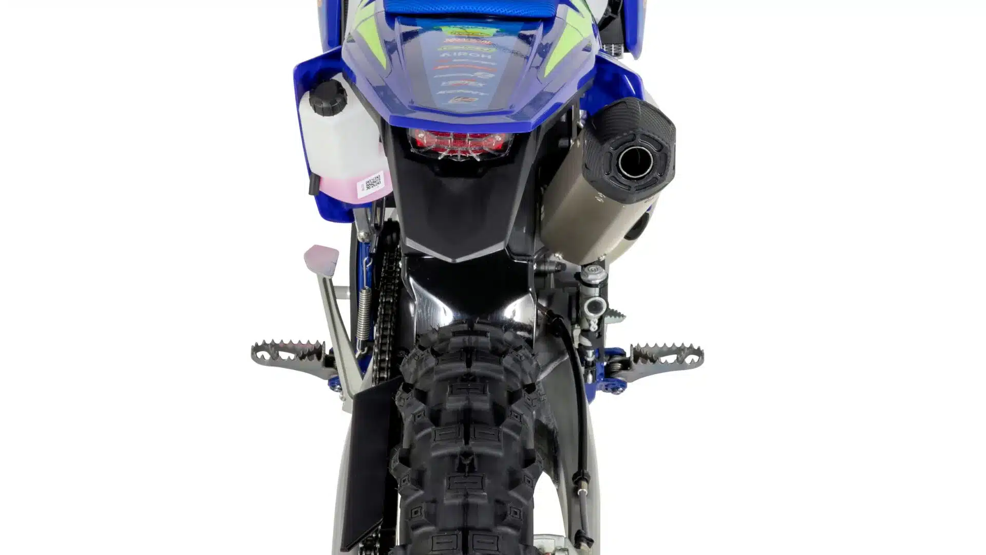 Rückansicht der Sherco 300 SE FACTORY 2026 mit Offroad-Bereifung, Auspuff und blauen Plastikverkleidungen.