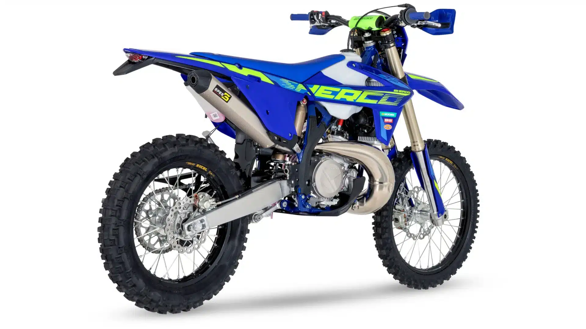 Sherco 250 SE FACTORY 2026 von schräg hinten, zeigt Enduro-Motorrad mit blauer Kunststoffverkleidung und Offroad-Bereifung.