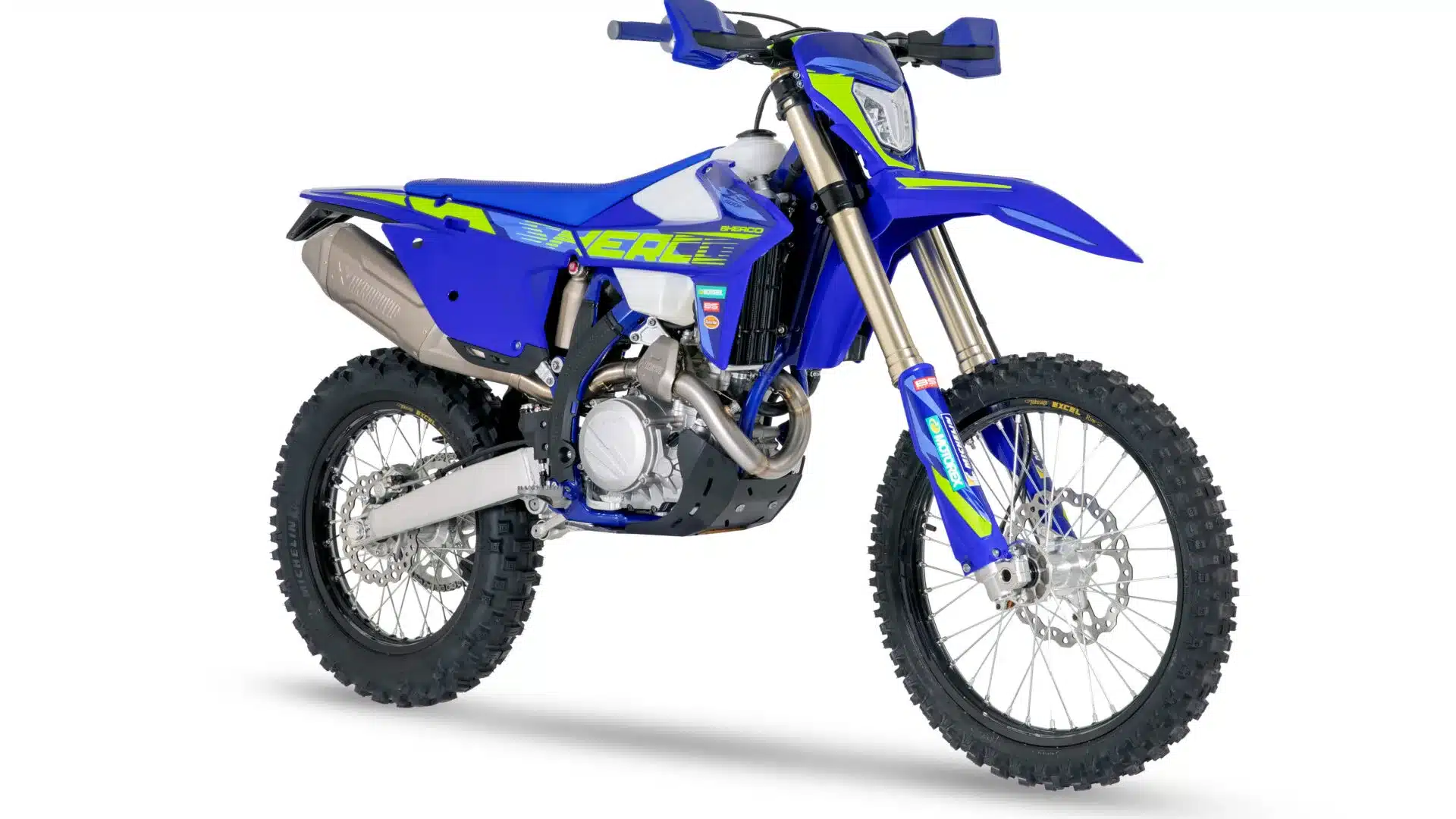 Sherco 500 SEF Factory 2026, sportliches Enduro-Motorrad in Blau-Gelb mit Akrapovič-Auspuff, KYB-Fahrwerk und Michelin-Enduro-Bereifung