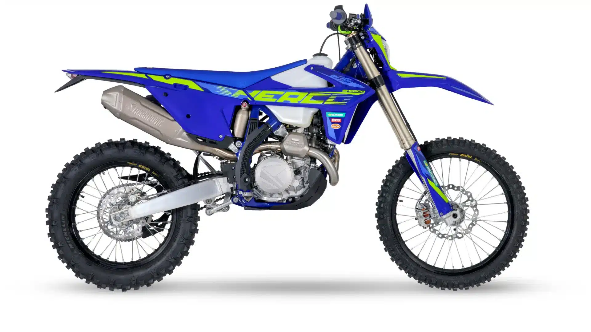 Sherco 500 SEF Factory 2026 in Seitenansicht mit Factory-Komponenten, blauem Design und Michelin-Enduro-Bereifung.