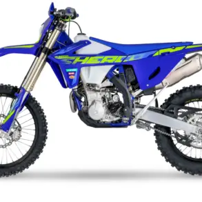 Sherco 500 SEF Factory 2026 als sportliche Enduro, Seitenansicht, blau-gelb, mit Offroad-Technik.