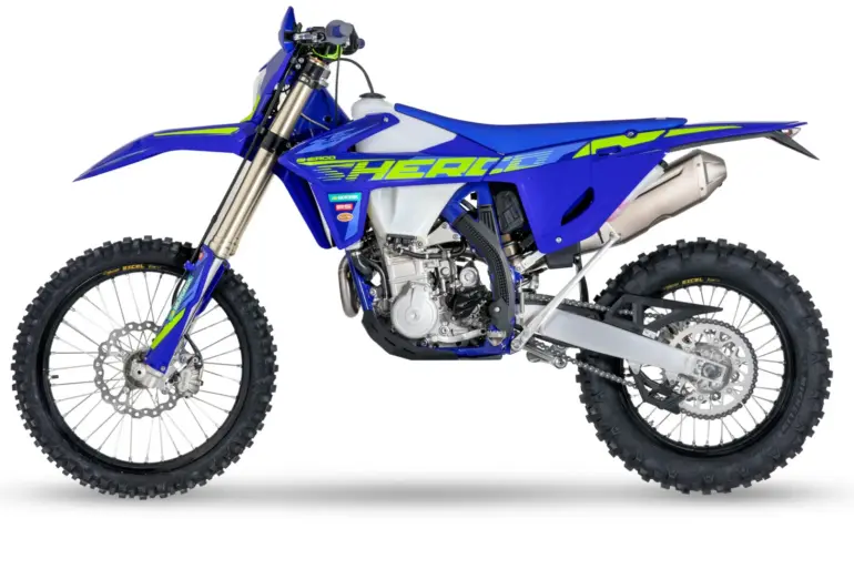 Sherco 500 SEF Factory 2026 als sportliche Enduro, Seitenansicht, blau-gelb, mit Offroad-Technik.
