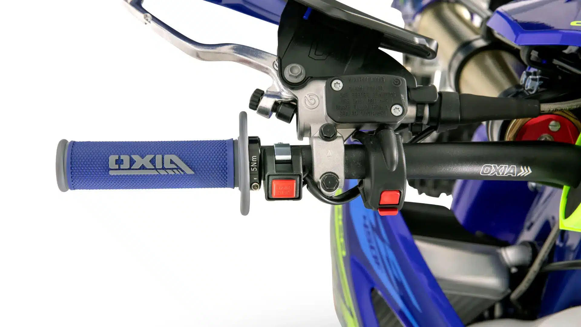 Nahaufnahme des rechten Lenkers der Sherco 500 SEF Factory 2026 mit OXIA-Griff, Bremsarmatur und Bedienelementen