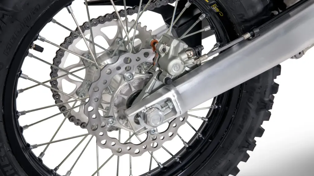 Nahaufnahme der hinteren Brembo-Bremse, Excel-Felge und Michelin-Enduro-Bereifung an der Sherco 500 SEF Factory 2026