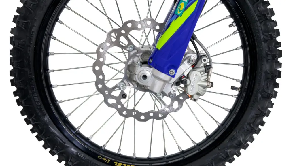 Nahaufnahme des Vorderrads einer Sherco 500 SEF Factory 2026 mit Scheibenbremse, Excel-Felge und Michelin Enduro Medium Reifen.