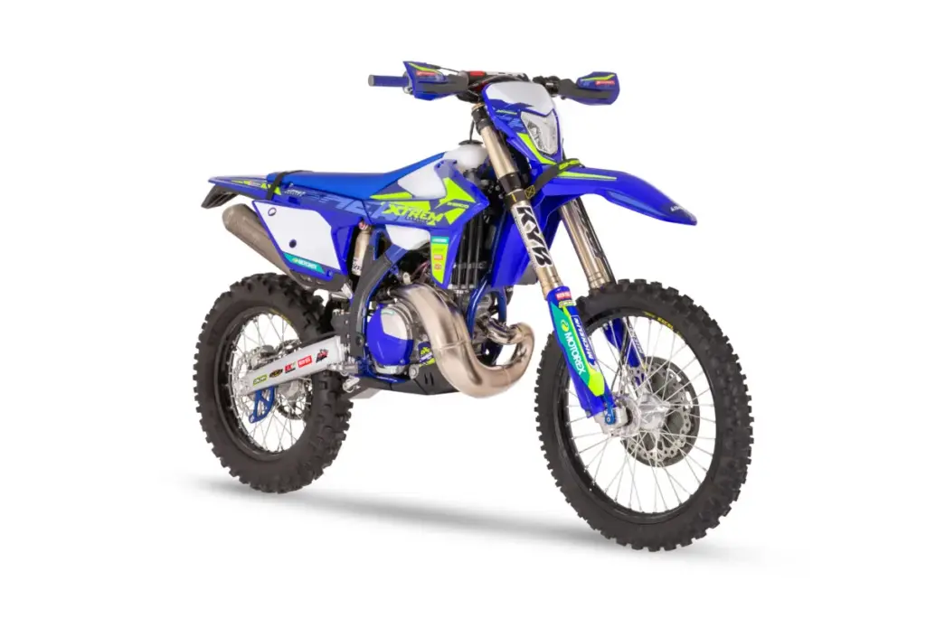 Sherco 250 SE Xtrem 2026 Hard-Enduro-Motorrad in Seitenansicht, ausgestattet mit Schutzteilen und Werksdekor.