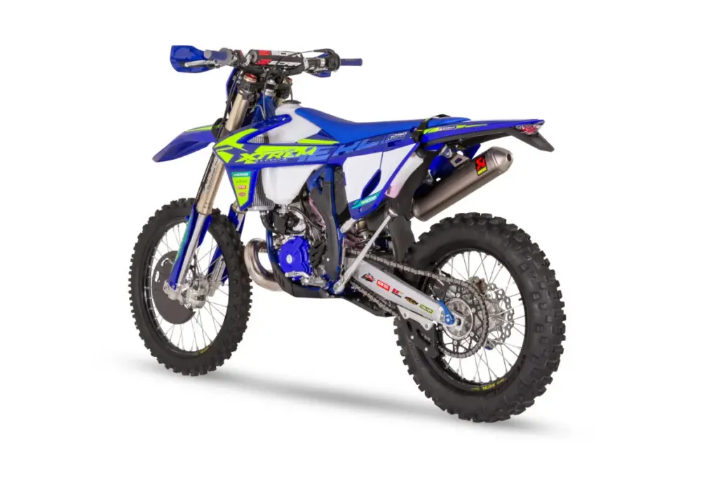 Sherco 250 SE Xtrem 2026 in Seitenansicht mit Akrapovič-Schalldämpfer und Hard-Enduro-Ausstattung