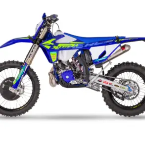 Sherco 250 SE Xtrem 2026 in Seitenansicht, ausgestattet mit Hard-Enduro-Komponenten und markantem Dekor