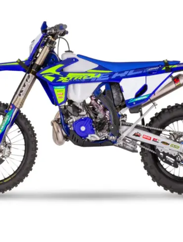 Sherco 250 SE Xtrem 2026 in Seitenansicht, ausgestattet mit Hard-Enduro-Komponenten und markantem Dekor