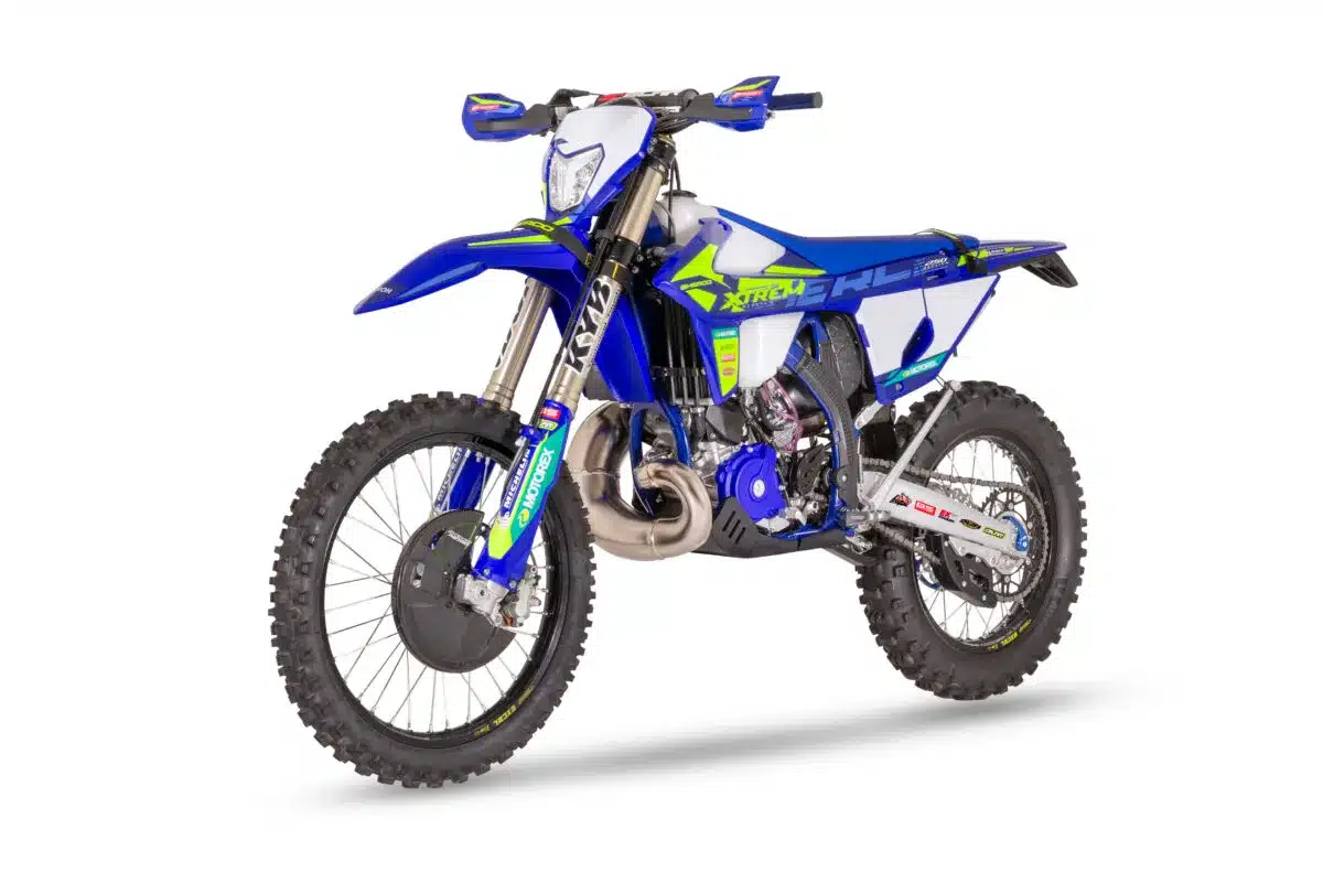 Sherco 250 SE Xtrem 2026 Hard-Enduro-Motorrad in blauer Werkslackierung, seitlich fotografiert auf weißem Hintergrund.