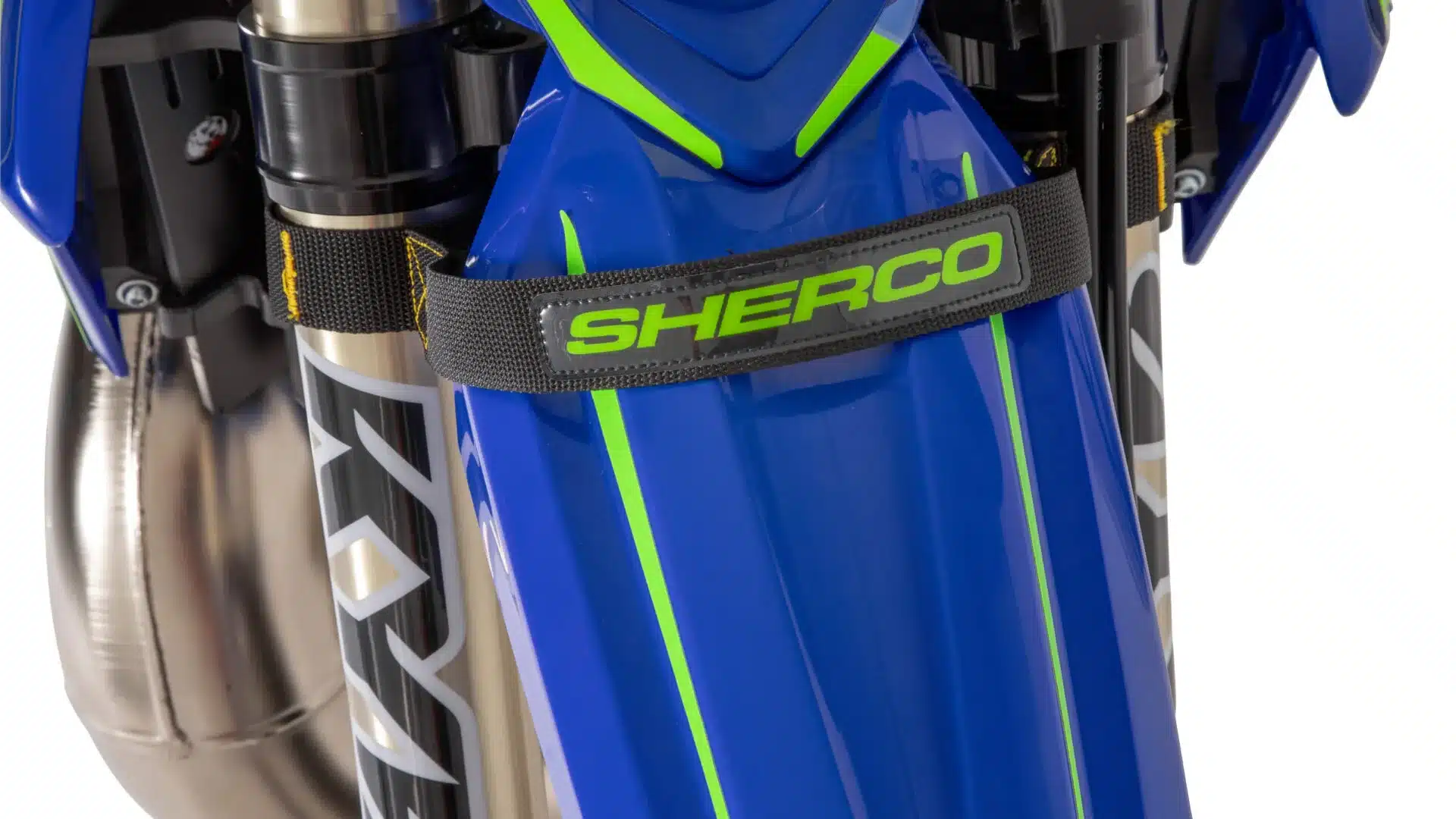 Frontansicht der Sherco 250 SE Xtrem 2026 mit montiertem Traktionsgurt und Xtrem-Dekor.
