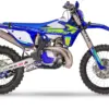 Sherco 300 SE XTREM 2026 Hard-Enduro-Motorrad in Seitenansicht mit Werksdekor und Akrapovic-Endschalldämpfer.
