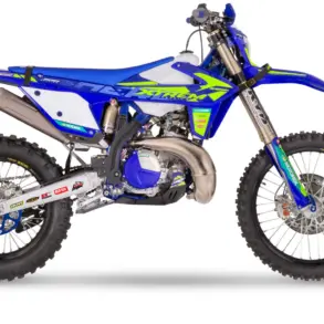 Sherco 300 SE XTREM 2026 Hard-Enduro-Motorrad in Seitenansicht mit Werksdekor und Akrapovic-Endschalldämpfer.