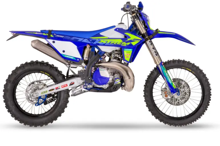 Sherco 300 SE XTREM 2026 Hard-Enduro-Motorrad in Seitenansicht mit Werksdekor und Akrapovic-Endschalldämpfer.