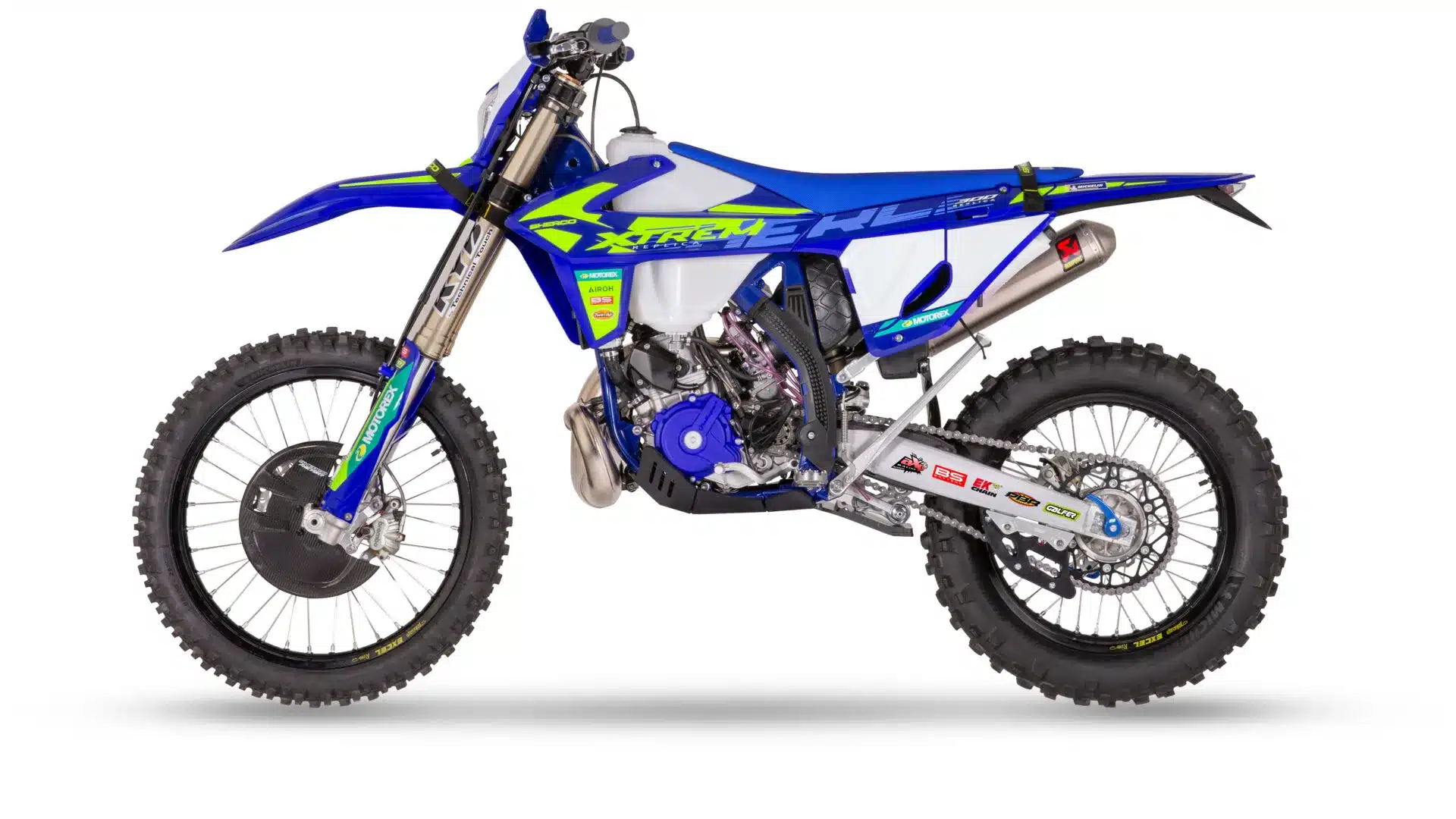 Sherco 300 SE XTREM 2026 in Seitenansicht mit blauer Verkleidung, Racing-Stickern und Akrapovic-Endschalldämpfer auf weißem Hintergrund
